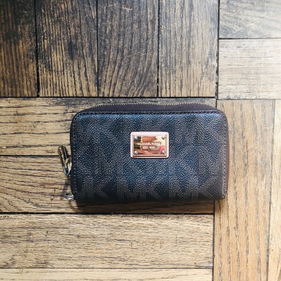 SOLD 🛑 MICHAEL KORS SIGNATURE WRISTLET - Picture 1 of 3